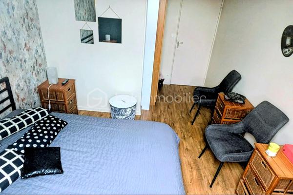 - COUP DE CŒUR – 82 m² – 3 chambres – Terrasse plein sud – Garage – L’Hermitage

Vous recherchez un appartement lumineux, moderne, sans travaux et idéalement situé ? Ne cherchez plus !

À L’Hermitage, venez découvrir ce bel appartement de 82 m², situé au 2ᵉ et dernier étage d’une copropriété de 2008.

Entièrement rénové l’année dernière, l’appartement offre une décoration actuelle et soignée : peintures, tapisseries et salle d’eau ont été refaites. Vous n’aurez plus qu’à poser vos valises !

Dès l’entrée, vous serez séduits par sa belle pièce de vie lumineuse de 32 m², composée d’un salon-séjour convivial et d’une cuisine ouverte, aménagée et équipée. Un espace chaleureux et agréable, parfait pour partager des moments en famille ou entre amis.

L’espace nuit se compose de 3 chambres, dont une avec dressing, ainsi que d’une salle d’eau moderne.

- Le véritable coup de cœur : sa terrasse exposée plein sud !

Profitez d’un agréable espace extérieur pour vos repas en famille, vos moments de détente ou simplement pour profiter du soleil. La terrasse est équipée d’un store banne, pour encore plus de confort aux beaux jours.

- Confort et équipements

82 m² habitables
3 chambres, dont une avec dressing
Pièce de vie lumineuse de 32 m²
Cuisine ouverte, aménagée et équipée
Salle d’eau moderne rénovée
Terrasse exposée plein sud
Store banne
Fibre optique
VMC
Chauffage individuel au gaz naturel par radiateurs
Résidence sécurisée avec digicode et interphone
Garage privatif de 18 m²
Charges de copropriété : 990 € / an

- Un emplacement idéal au quotidien

L’appartement bénéficie d’une situation privilégiée, proche de tous les commerces, écoles et services, pour faciliter votre quotidien.
Vous êtes notamment à deux pas du Super U et de l’arrêt de bus, avec également un accès rapide à la 4 voies en direction de Rennes.
Un emplacement parfait pour profiter de la tranquillité de L’Hermitage tout en restant à proximité de Rennes et de toutes les commodités.

- Un appartement où poser ses valises

Dernier étage, belle luminosité, 3 chambres, terrasse plein sud, rénovation récente, garage de 18 m² et proximité de toutes les commodités : cet appartement réunit de nombreux atouts pour une vie confortable et agréable.

Aucun travaux à prévoir : vous n’avez plus qu’à poser vos valises et profiter !

📞 Une visite s’impose pour découvrir tout le charme de cet appartement coup de cœur.