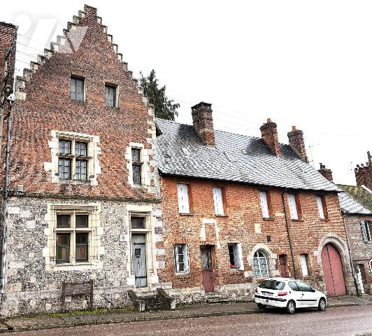 Propriété du XVème et du XVIIème siècle, classée monument historique, édifiée en briques et pie...