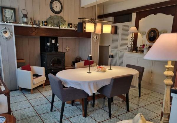 Description de cette maison de 270m² avec piscine