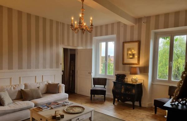 Description de cette maison de 270m² avec piscine