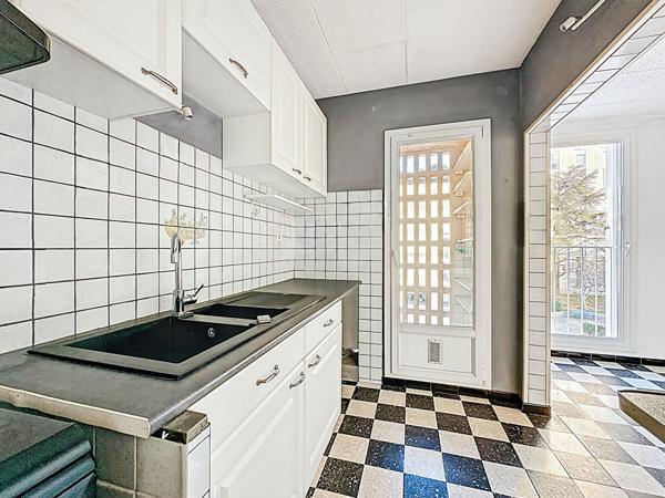 A vendre Marseille 13013 Les Olives spacieux T6 lumineux  Dernier étage Vue dégagée  Garage