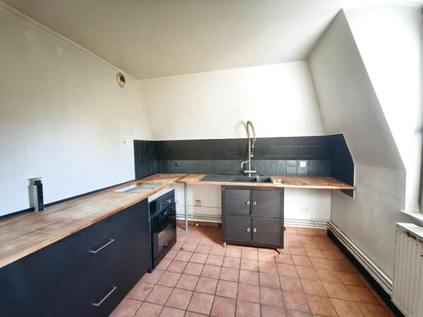 Appartement F3, ancien entiérement rénové, 60m2