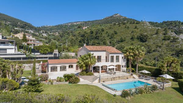 Villa rénovée d’exception avec vue mer aux portes de Monaco