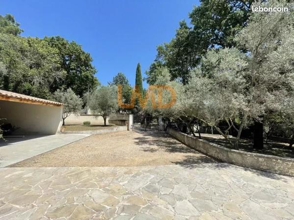 Villa avec gîte sur 5000 m2 de terrain, Piscine. Garage