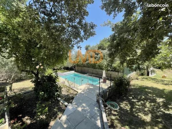 Villa avec gîte sur 5000 m2 de terrain, Piscine. Garage