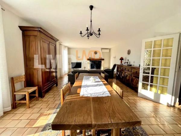 Villa avec gîte sur 5000 m2 de terrain, Piscine. Garage