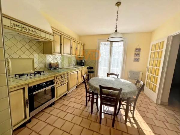 Villa avec gîte sur 5000 m2 de terrain, Piscine. Garage