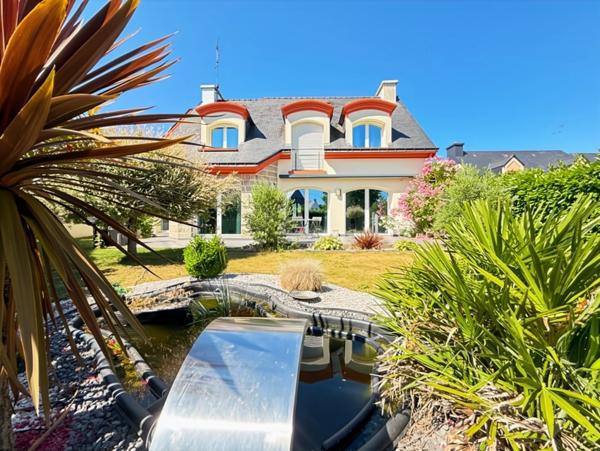 À VENDRE – Maison familiale 7 pièces à PONTIVY CENTRE-VILLE – 140 m², 4 chambres + bureaux, terrain 650 m², DPE B