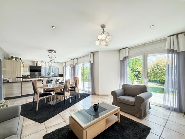 À VENDRE – Maison familiale 7 pièces à PONTIVY CENTRE-VILLE – 140 m², 4 chambres + bureaux, terrain 650 m², DPE B