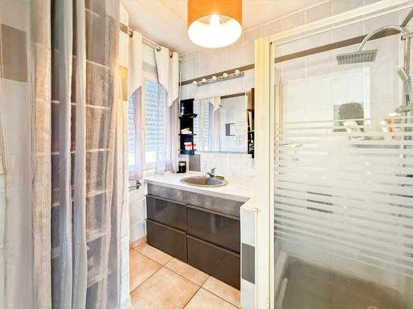 À VENDRE – Maison familiale 7 pièces à PONTIVY CENTRE-VILLE – 140 m², 4 chambres + bureaux, terrain 650 m², DPE B