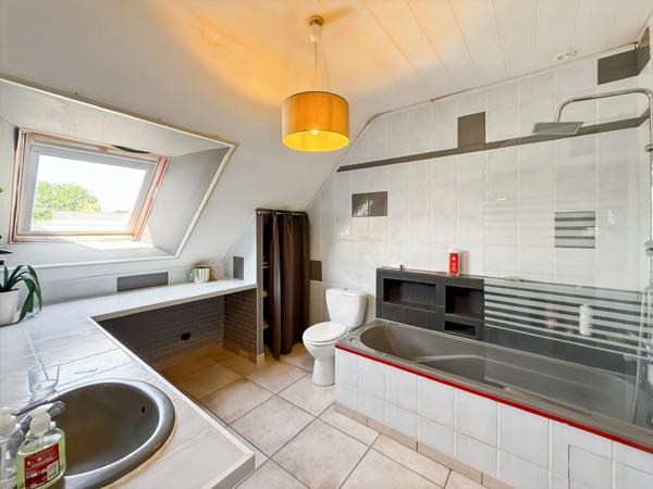 À VENDRE – Maison familiale 7 pièces à PONTIVY CENTRE-VILLE – 140 m², 4 chambres + bureaux, terrain 650 m², DPE B