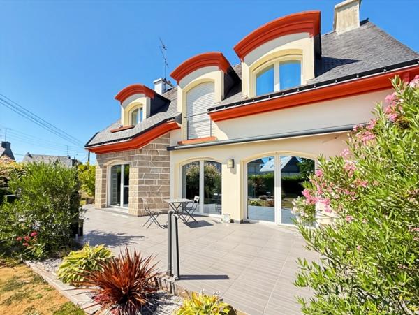 À VENDRE – Maison familiale 7 pièces à PONTIVY CENTRE-VILLE – 140 m², 4 chambres + bureaux, terrain 650 m², DPE B