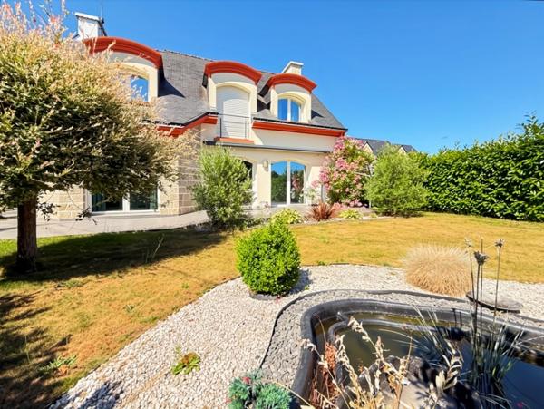 À VENDRE – Maison familiale 7 pièces à PONTIVY CENTRE-VILLE – 140 m², 4 chambres + bureaux, terrain 650 m², DPE B