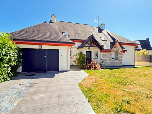 À VENDRE – Maison familiale 7 pièces à PONTIVY CENTRE-VILLE – 140 m², 4 chambres + bureaux, terrain 650 m², DPE B