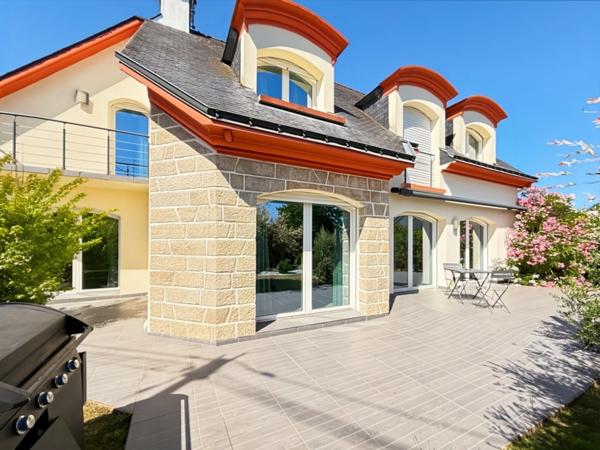 À VENDRE – Maison familiale 7 pièces à PONTIVY CENTRE-VILLE – 140 m², 4 chambres + bureaux, terrain 650 m², DPE B