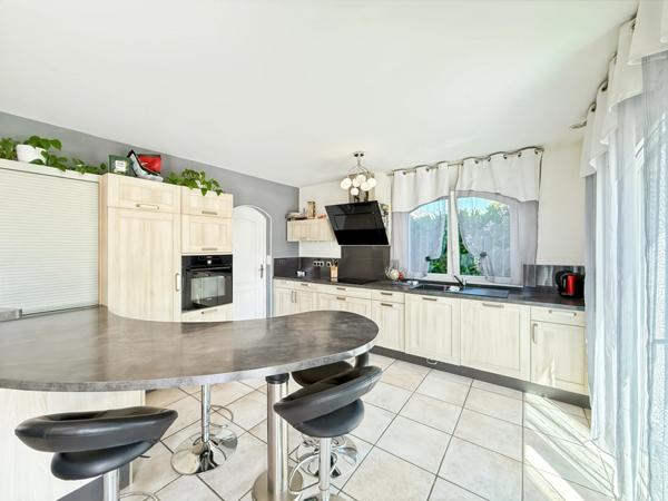 À VENDRE – Maison familiale 7 pièces à PONTIVY CENTRE-VILLE – 140 m², 4 chambres + bureaux, terrain 650 m², DPE B