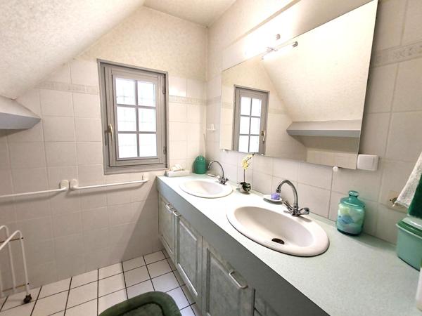 Maison traditionnelle 6 chambres, son double garage...et ses 7465m² de terrain au coeur de Baugé !