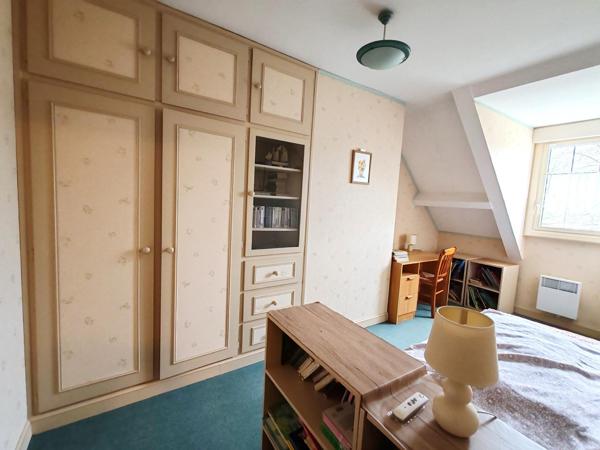 Maison traditionnelle 6 chambres, son double garage...et ses 7465m² de terrain au coeur de Baugé !