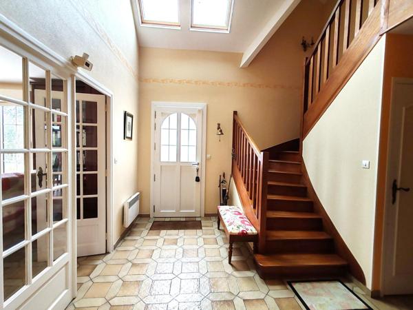 Maison traditionnelle 6 chambres, son double garage...et ses 7465m² de terrain au coeur de Baugé !