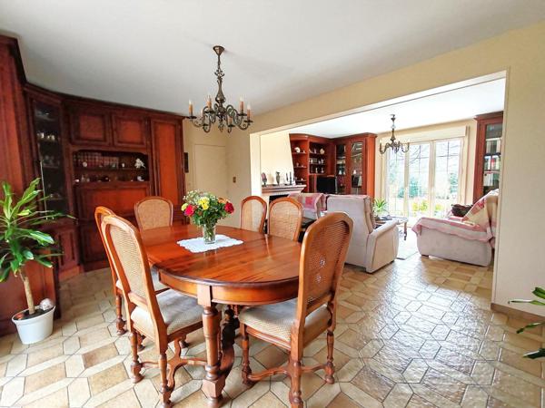 Maison traditionnelle 6 chambres, son double garage...et ses 7465m² de terrain au coeur de Baugé !