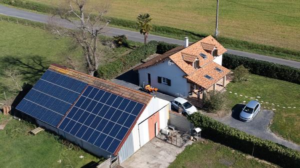 Maison rénovée, 3 chambres, terrain 2000m², 114m², hangar 100m² à MOMAS (64)