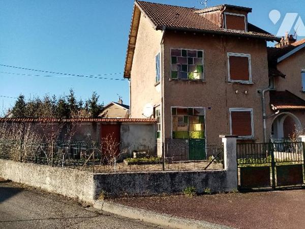 Secteur calme , maison mitoyenne d'un côté de 101 m² hab avec terrain attenant et abri de jardin