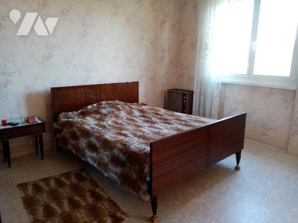 Secteur calme , maison mitoyenne d'un côté de 101 m² hab avec terrain attenant et abri de jardin