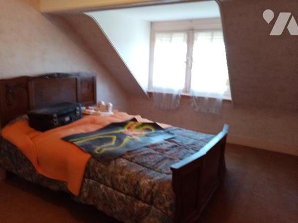 Secteur calme , maison mitoyenne d'un côté de 101 m² hab avec terrain attenant et abri de jardin