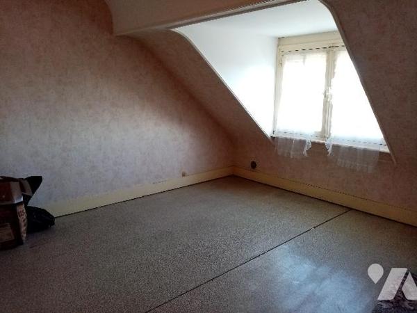 Secteur calme , maison mitoyenne d'un côté de 101 m² hab avec terrain attenant et abri de jardin