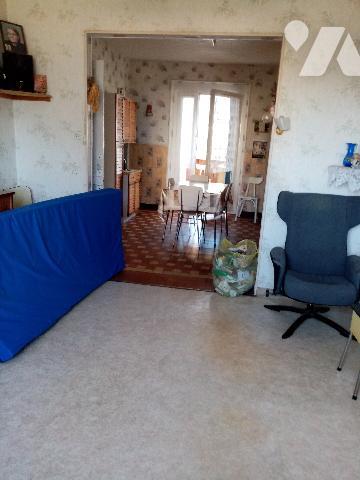 Secteur calme , maison mitoyenne d'un côté de 101 m² hab avec terrain attenant et abri de jardin