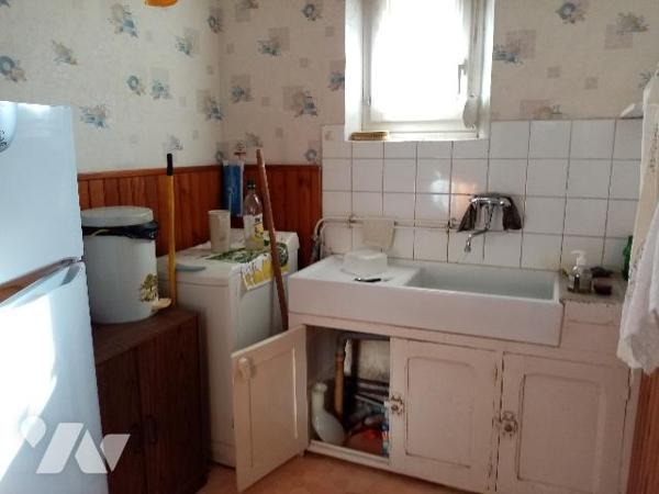 Secteur calme , maison mitoyenne d'un côté de 101 m² hab avec terrain attenant et abri de jardin