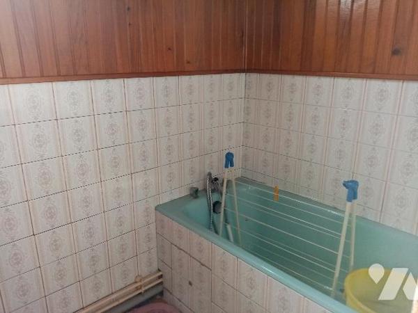 Secteur calme , maison mitoyenne d'un côté de 101 m² hab avec terrain attenant et abri de jardin