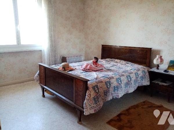 Secteur calme , maison mitoyenne d'un côté de 101 m² hab avec terrain attenant et abri de jardin