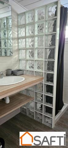 Maison  de ville de 60m² avec 2 chambres située en impasse à 400mètres des plages, de l'embarcadère et du centre ville