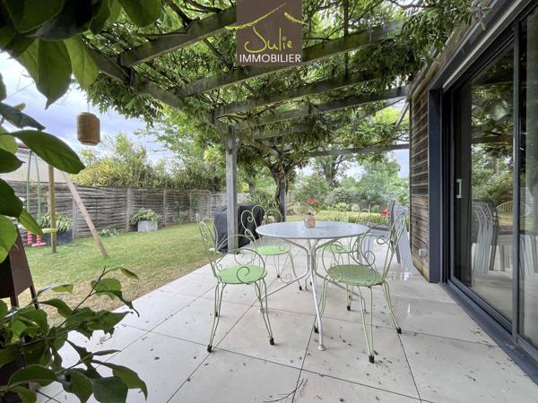 COUP DE COEUR ! Belle Propriété construction bois avec beaucoup de charme sur 1180m² de terrain.