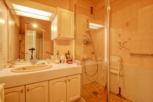Appartement traversant 4 pièces 76 m² - Calme absolu au coeur d'une résidence familiale arborée