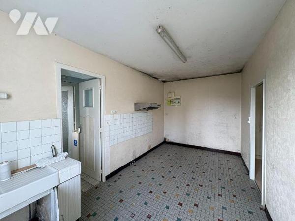 Maison comprenant une entrée, une cuisine, un séjour, un dégagement, une salle d'eau, des WC et...