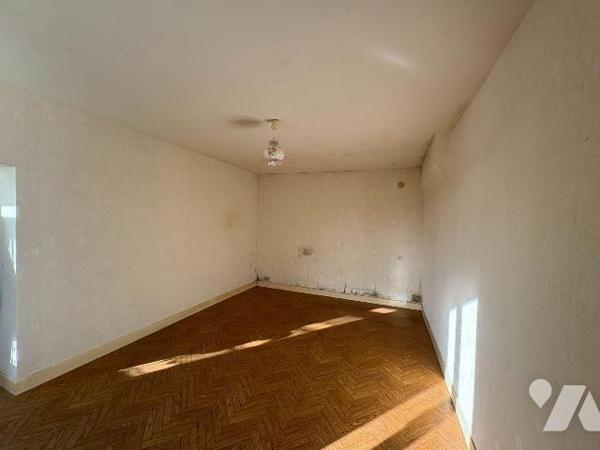 Maison comprenant une entrée, une cuisine, un séjour, un dégagement, une salle d'eau, des WC et...