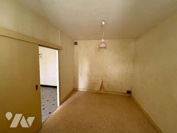 Maison comprenant une entrée, une cuisine, un séjour, un dégagement, une salle d'eau, des WC et...