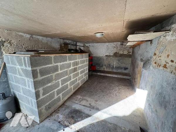 Maison comprenant une entrée, une cuisine, un séjour, un dégagement, une salle d'eau, des WC et...