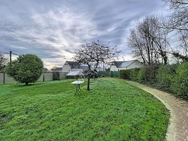 A vendre - Maison à Champigne de 83m2, deux chambres et grand terrain de 900m2