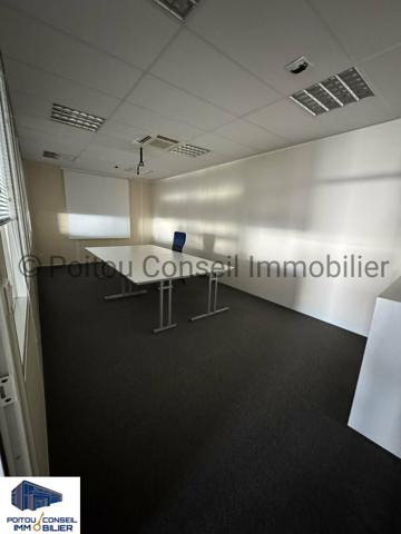 A LOUER LOCAL BUREAUX AVEC VISIBILITE ZONE ECHIRE PROCHE NIORT 376m2 AVEC PARKINGS PROCHE PEAGE AUTOROUTE A83
