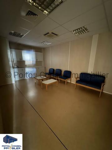 A LOUER LOCAL BUREAUX AVEC VISIBILITE ZONE ECHIRE PROCHE NIORT 376m2 AVEC PARKINGS PROCHE PEAGE AUTOROUTE A83
