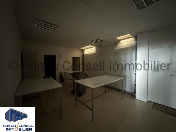 A LOUER LOCAL BUREAUX AVEC VISIBILITE ZONE ECHIRE PROCHE NIORT 376m2 AVEC PARKINGS PROCHE PEAGE AUTOROUTE A83