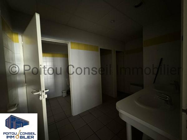 A LOUER LOCAL BUREAUX AVEC VISIBILITE ZONE ECHIRE PROCHE NIORT 376m2 AVEC PARKINGS PROCHE PEAGE AUTOROUTE A83