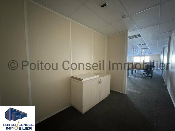 A LOUER LOCAL BUREAUX AVEC VISIBILITE ZONE ECHIRE PROCHE NIORT 376m2 AVEC PARKINGS PROCHE PEAGE AUTOROUTE A83