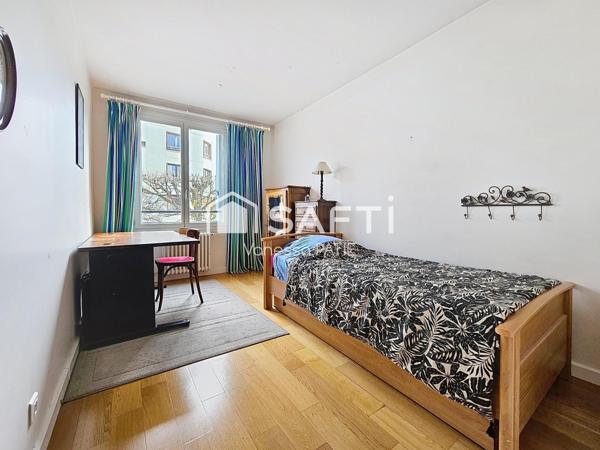 Quartier Saint Etienne: à côté du métro Mairie d'Issy, des commerces et des écoles