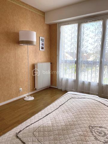 Et si votre prochain chez-vous se trouvait à Rambouillet ?

Dès l’entrée, on ressent cette agréable impression d’espace et de luminosité qui donne immédiatement envie de s’y installer.

Je vous invite à découvrir ce bel appartement de 90 m², idéalement situé à proximité des commerces, des écoles et des transports accessibles à pied.

Son vaste double séjour baigné de lumière constitue une véritable pièce de vie, parfaite pour partager des moments en famille ou recevoir ses proches. 

Et aux beaux jours, le grand balcon devient naturellement un espace supplémentaire pour prendre un café, déjeuner ou simplement profiter d’un peu de calme.

La cuisine indépendante, fonctionnelle et agréable, est complétée par un cellier, particulièrement pratique au quotidien.

Côté nuit, chacun pourra trouver son espace avec 3 chambres, ainsi qu’une salle de bains et une salle d’eau. Des WC séparés viennent compléter l’ensemble.

✨ Ce que j’aime particulièrement dans cet appartement :

* ses beaux volumes
* sa luminosité
* ses 3 chambres
* son grand balcon
* son double séjour qui invite à la convivialité
* sa situation pratique, proche des commerces, écoles et transports
* son entretien et ses équipements : double vitrage et fibre optique

🔥 ET SURTOUT… SON NOUVEAU PRIX !

255 000 € FAI

Un prix désormais particulièrement intéressant pour profiter d'un appartement familial de plus de 90 m² à Rambouillet.

📍 Vous recherchez un appartement spacieux, lumineux et pratique pour votre quotidien ?

Venez le découvrir… une visite vous permettra de vous rendre compte de tout son potentiel et, peut-être, de vous y projeter immédiatement.

🏡 Envie de le découvrir par vous-même ? Contactez-moi pour une visite, je serai ravie de vous le faire découvrir !
