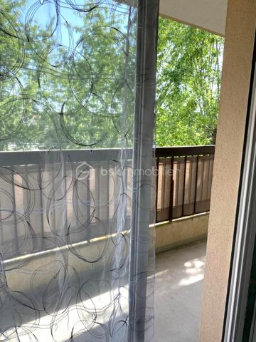 Et si votre prochain chez-vous se trouvait à Rambouillet ?

Dès l’entrée, on ressent cette agréable impression d’espace et de luminosité qui donne immédiatement envie de s’y installer.

Je vous invite à découvrir ce bel appartement de 90 m², idéalement situé à proximité des commerces, des écoles et des transports accessibles à pied.

Son vaste double séjour baigné de lumière constitue une véritable pièce de vie, parfaite pour partager des moments en famille ou recevoir ses proches. 

Et aux beaux jours, le grand balcon devient naturellement un espace supplémentaire pour prendre un café, déjeuner ou simplement profiter d’un peu de calme.

La cuisine indépendante, fonctionnelle et agréable, est complétée par un cellier, particulièrement pratique au quotidien.

Côté nuit, chacun pourra trouver son espace avec 3 chambres, ainsi qu’une salle de bains et une salle d’eau. Des WC séparés viennent compléter l’ensemble.

✨ Ce que j’aime particulièrement dans cet appartement :

* ses beaux volumes
* sa luminosité
* ses 3 chambres
* son grand balcon
* son double séjour qui invite à la convivialité
* sa situation pratique, proche des commerces, écoles et transports
* son entretien et ses équipements : double vitrage et fibre optique

🔥 ET SURTOUT… SON NOUVEAU PRIX !

255 000 € FAI

Un prix désormais particulièrement intéressant pour profiter d'un appartement familial de plus de 90 m² à Rambouillet.

📍 Vous recherchez un appartement spacieux, lumineux et pratique pour votre quotidien ?

Venez le découvrir… une visite vous permettra de vous rendre compte de tout son potentiel et, peut-être, de vous y projeter immédiatement.

🏡 Envie de le découvrir par vous-même ? Contactez-moi pour une visite, je serai ravie de vous le faire découvrir !