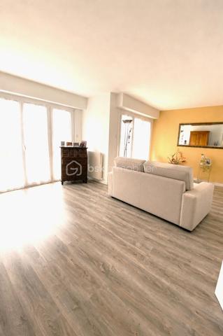 Et si votre prochain chez-vous se trouvait à Rambouillet ?

Dès l’entrée, on ressent cette agréable impression d’espace et de luminosité qui donne immédiatement envie de s’y installer.

Je vous invite à découvrir ce bel appartement de 90 m², idéalement situé à proximité des commerces, des écoles et des transports accessibles à pied.

Son vaste double séjour baigné de lumière constitue une véritable pièce de vie, parfaite pour partager des moments en famille ou recevoir ses proches. 

Et aux beaux jours, le grand balcon devient naturellement un espace supplémentaire pour prendre un café, déjeuner ou simplement profiter d’un peu de calme.

La cuisine indépendante, fonctionnelle et agréable, est complétée par un cellier, particulièrement pratique au quotidien.

Côté nuit, chacun pourra trouver son espace avec 3 chambres, ainsi qu’une salle de bains et une salle d’eau. Des WC séparés viennent compléter l’ensemble.

✨ Ce que j’aime particulièrement dans cet appartement :

* ses beaux volumes
* sa luminosité
* ses 3 chambres
* son grand balcon
* son double séjour qui invite à la convivialité
* sa situation pratique, proche des commerces, écoles et transports
* son entretien et ses équipements : double vitrage et fibre optique

🔥 ET SURTOUT… SON NOUVEAU PRIX !

255 000 € FAI

Un prix désormais particulièrement intéressant pour profiter d'un appartement familial de plus de 90 m² à Rambouillet.

📍 Vous recherchez un appartement spacieux, lumineux et pratique pour votre quotidien ?

Venez le découvrir… une visite vous permettra de vous rendre compte de tout son potentiel et, peut-être, de vous y projeter immédiatement.

🏡 Envie de le découvrir par vous-même ? Contactez-moi pour une visite, je serai ravie de vous le faire découvrir !